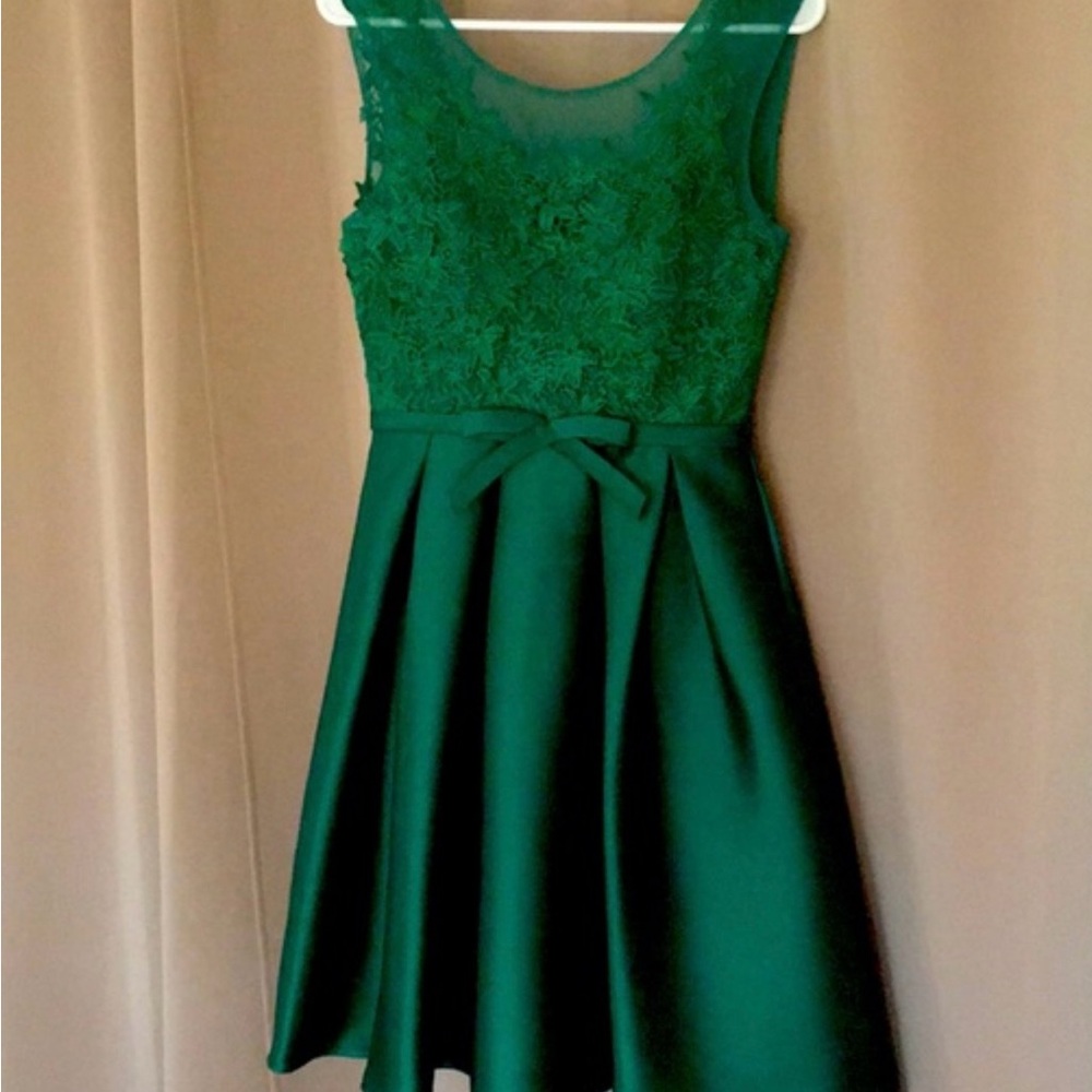 Emerald green lace bodice party dress by Minuet NWT
